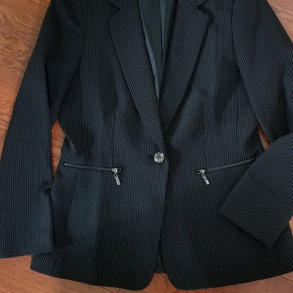Tahari pinstripe blazer size 8